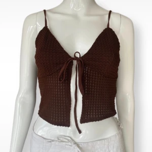 Sommartopp  - Brun topp från H&M, storlek S. Nypris 99kr, prislapp sitter kvar. Dockan använder XS. Toppen är mer mörkbrun i verkligheten, typ som på sista bilden när docka har sin rygg vänt framåt