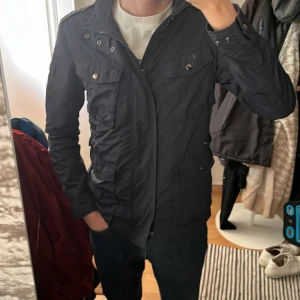 Woolrich field jacket - Tja! Säljer denna riktigt snygga och tunna fieldjackan från Woolrich! Materialet är bomull vilket gör den luftigare och perfekt för sommaren🙌 Skick 9/10 inga defekter✅ Personen på bild är 183 och jackan passar aningen litet👍