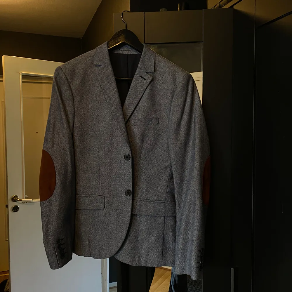 Hej! Jätte fin kostym jacka använd några gånger bara och passar inte längre! Från Hm storlek 46. Kostymer.