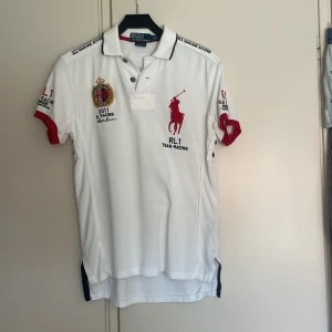Ralph lauren polo  - Tjo, säljer min cheif keef polo nu eftersom jag inte använder den alls! Den är i väldigt bra skick förutom lite små nopprig på polo märket och numret bak. Den har även små deodorant fläckar under armarna som dock knappt märks. Pm vid frågor!