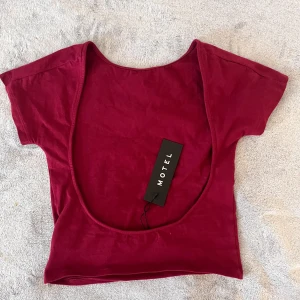 Vinröd topp med öppen rygg - Sjukt snygg öppen-rygg topp från Motel rocks tyvärr lite för liten på mig🤍Helt ny med prislappen kvar! Köpt för 300+frakt och tull 