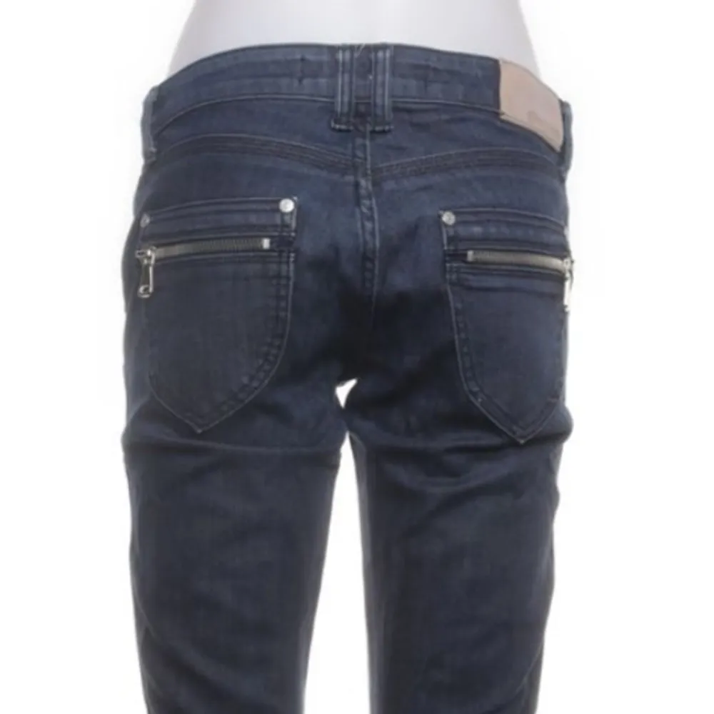 Lågmidjade bootcut jeans perfekt till sommaren! Nyskick inga defekter! Passar mig som brukar ha S i byxor! SÄNKER PRISET MED 100kr IFALL NABB AFFÄR💞. Jeans & Byxor.