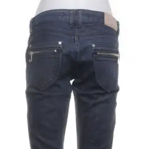 Lågmidjade bootcut jeans perfekt till sommaren! Nyskick inga defekter! Passar mig som brukar ha S i byxor! SÄNKER PRISET MED 100kr IFALL NABB AFFÄR💞