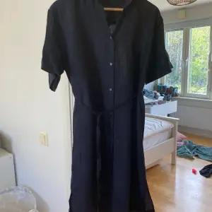 En härlig sommar klänning från GANT köpt förra sommar använd 2-3 gånger. Den är i storlek 34 men stor i storleken. (Jag har annars 38)  Den går till lite under knäna, då är jag 161 cm lång