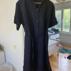 Blå Gant klänning  - En härlig sommar klänning från GANT köpt förra sommar använd 2-3 gånger. Den är i storlek 34 men stor i storleken. (Jag har annars 38)  Den går till lite under knäna, då är jag 161 cm lång