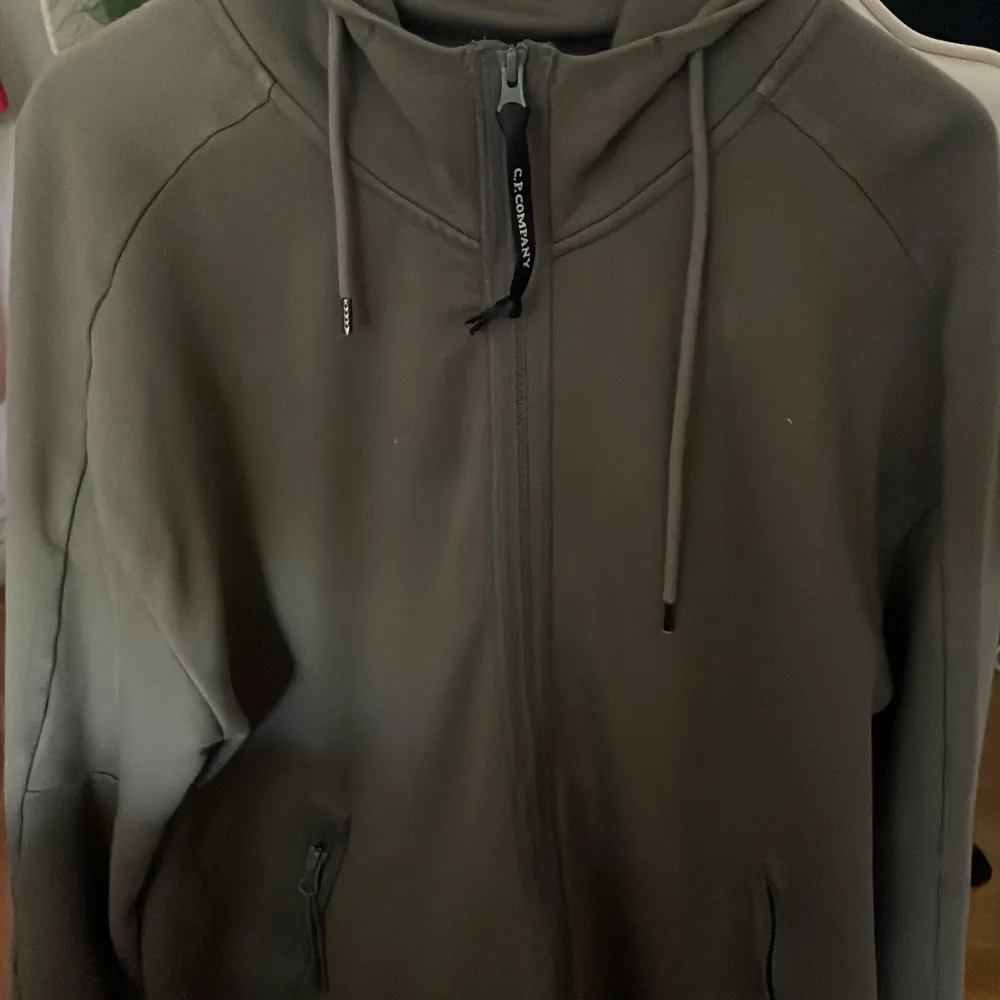 Tjenare säljer en cp company zip hoddie, väldigt fin skick, pris går att diskutera vid snabb affär. Hoodies.