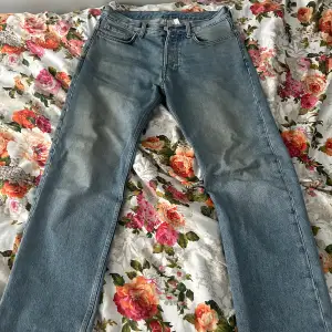 Week day jeans nypris 899kr. Storlek 30/32