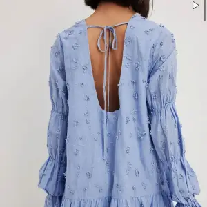 Säljer denna otroligt fina klänningen från nakd eftersom jag köpte två storlekar 💕 storlek 36💕  Helt slut på hemsidan Ny med prislapp, pris kan eventuellt diskuteras vid snabbt köp 