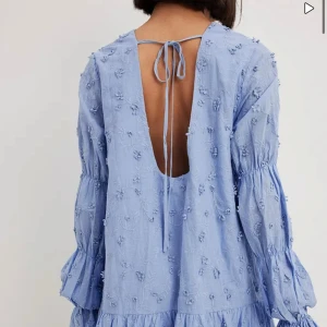 Klänning nakd puffärmar - Säljer denna otroligt fina klänningen från nakd eftersom jag köpte två storlekar 💕 storlek 36💕  Helt slut på hemsidan Ny med prislapp, pris kan eventuellt diskuteras vid snabbt köp 