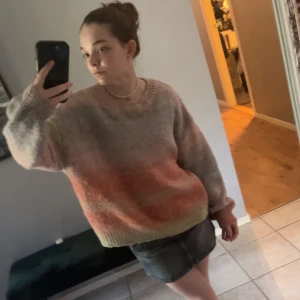 fin stickad tröja - Superfin stickad tröja från Nakd i storlek S/M💗 Parfekt till sommarkvällarna!! 