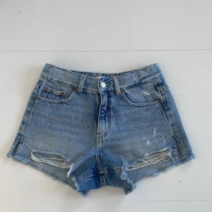 Jeans shorts  - Säljer dessa jeans shorts från zara. De är i bra skick. Är i storlek 10 år men skulle säga att de är lite större i storleken. 🥰
