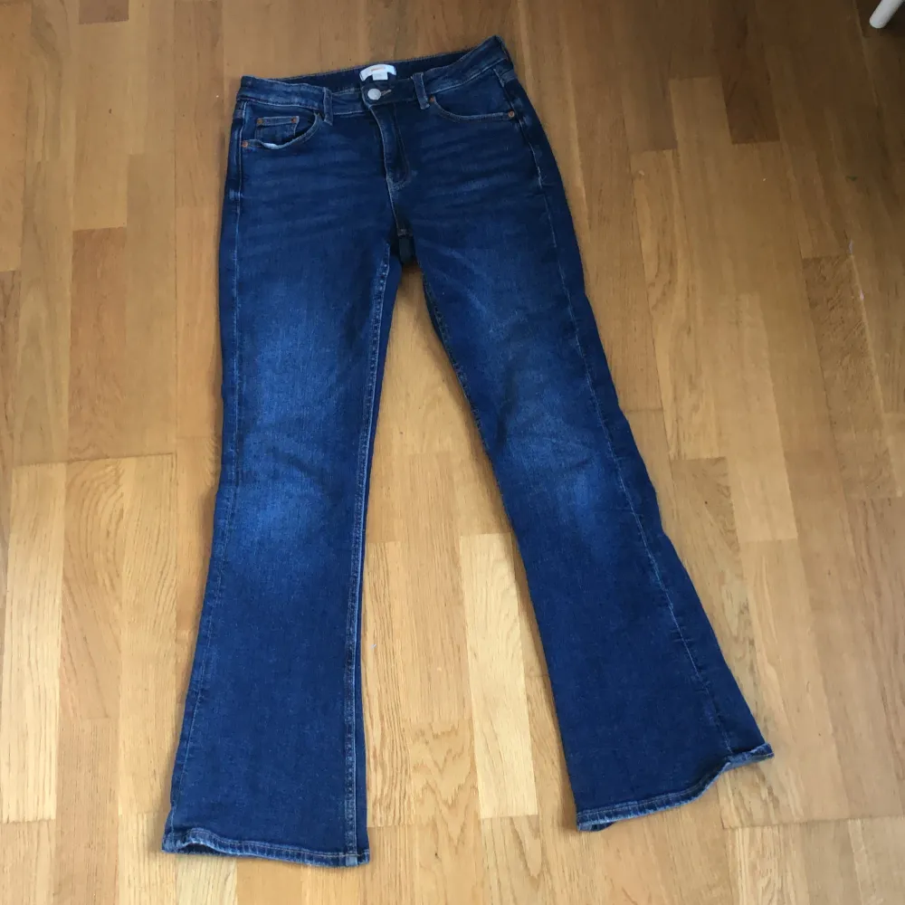 Ett par mörkblå bootcut jeans i storlek 158 från Gina tricot. Väldigt bra skick, används ett fåtal gånger 💕Passar bra på mig som är 160 cm 💋. Jeans & Byxor.
