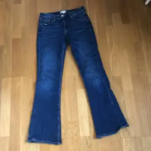 Ett par mörkblå bootcut jeans i storlek 158 från Gina tricot. Väldigt bra skick, används ett fåtal gånger 💕Passar bra på mig som är 160 cm 💋