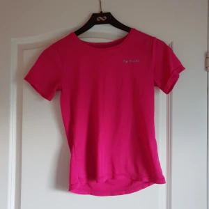 Sport t-shirt - Rosa. Bra skick
