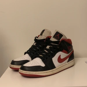 Air jordan 1 - Jordans i storlek 42,5 Okej skick, fler bilder kan skickas! Box följer med! Hör av er vid minsta fundering!