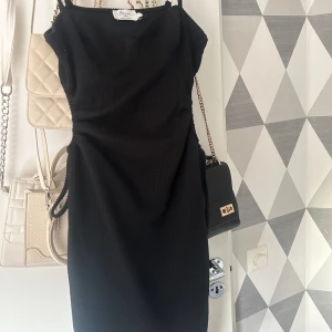Nakd svart klänning  - Jätte fin klänning med utakurna sidor. Använd kanske 2ggr, för liten för mig nu. Bra längd  Stretchig och passar Xs-L Nypris 499kr
