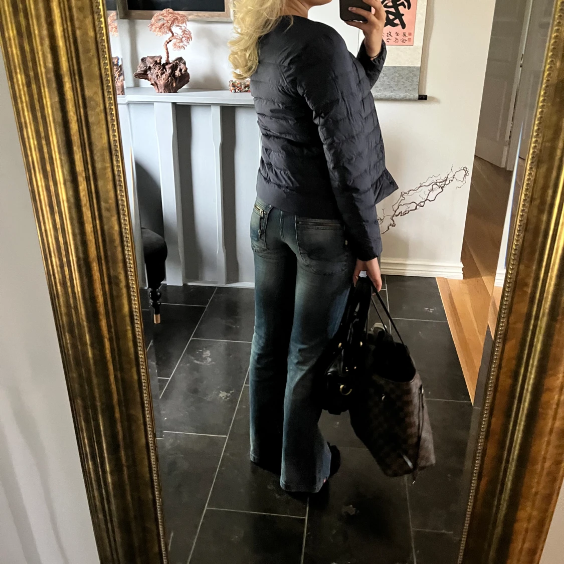 En fin marin blå tunn jacka  - 91