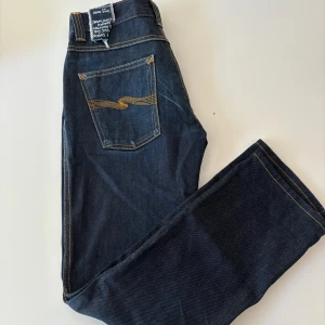 Nudie Jeans  - Mörkblå nudie jeans, bra skick 