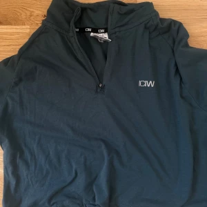 Iciw kofta - Sitter super fint! Stretchig och går att justera längden. Tunt material  Nypris ca 399kr