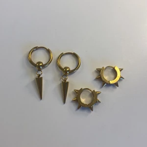 Smycken🤍 - Bild 1: Örhängen (guld)20kr/st  Bild 3: Örhängen (silver) 20kr   Bild 4: Sett med ett halsband och örhängen i rostfrittstål (silver)50kr