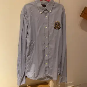 Jag säljer en ljusblå Morris skjorta i storlek 38/15 en strycknig kan behövas men det är lätt att göra själv 🔥🔥 Byten kav vara intressant pris är ej hugget i sten