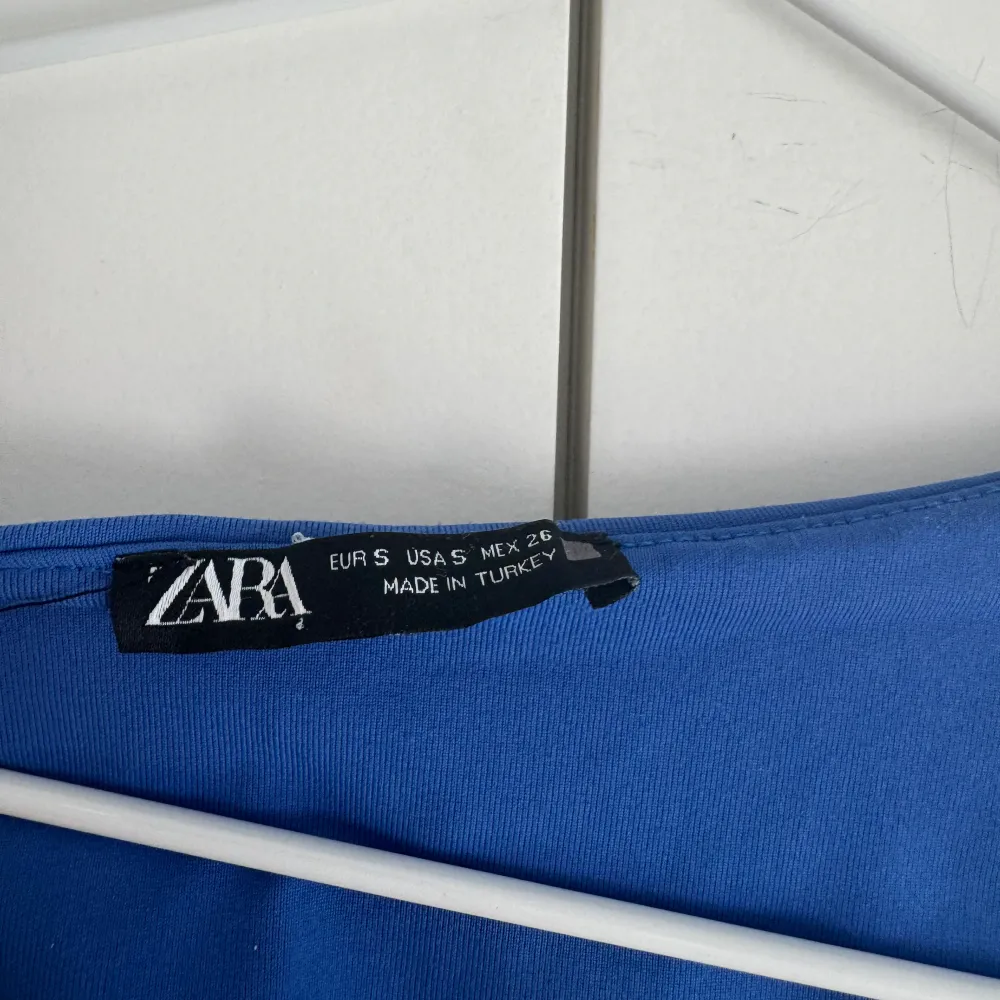 Blå tröja från Zara. Toppar.
