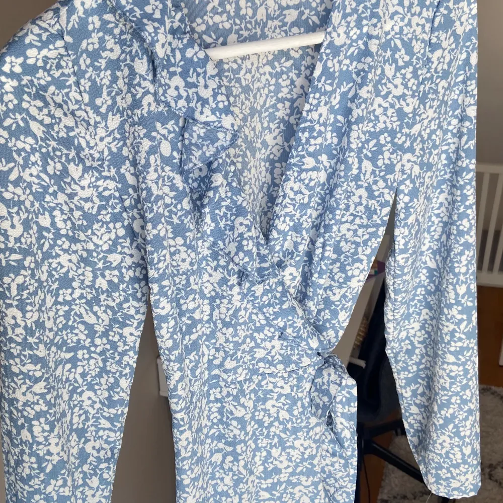 Säljer min superfina blåblommiga volangklänning som jag hade förra året till skolavslutningen. Den passar superbra och har ett omklottknyte i midjan som bara gör passformen ännu bättre.. Klänningar.