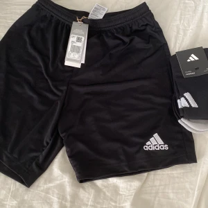 Shorts och strumpor  - Om nån vill köpa båda så kan jag summan av  priset för båda. Aldrig använda. 