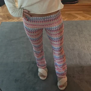 Perfekta sommarbyxor!☀️ - Säljer dessa ascoola byxor som är perfekta nu till sommaren då de tyvärr var för små för mig😔 