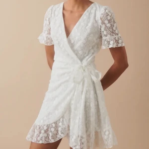 Klänning - Säljer nu den här jätte fina klänningen från Gina! Använd en gång ( på min konfirmation).  Storlek M men skulle förmodligen passa en S också eftersom att man kan knyta den! Köpt för 700kr, mitt pris 490kr!! Kom privat för fler bilder!