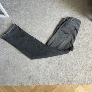 Replay jeans - Riktigt snygga replay jeans i nyskick. Använda 1 gång. Nypris 700 mitt pris 349 så hälften, alltså riktigt bra pris. Hör av er vid frågor.