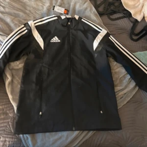Ny adidas jacka - Ny med prislappen  Priset som visas på bilden var 899 SEK