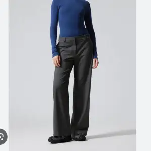 Low waist kostymbyxor från weekday i modellen ”Emily”!  Inga defekter, helt som nya! Nypris: 590kr 💗 slutsålda på hemsidan! 