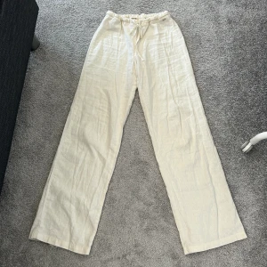 Linnebyxor - Krämvita/beigea linnebyxor Knappt använda då jag har andra så därför säljer jag dessa 💛 Passar xs-s, stretchig i midjan, 75-76cm i innerbenslängd 😊