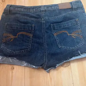 Super snygga jeans shorts som jag köpte på Plick! Kommer inte till användning så säljer vidare! Från tidigt 2000-tal 