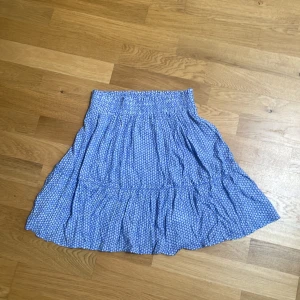 Blåt kjol - Jättesöt kjol att ha till sommaren🩷 Använd men inga tydliga defekter💗