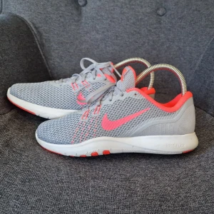 Nike träningsskor - Nyskick, 10/10. Använt fåtal gånger inomhus på danspass. Sköna men jag har för breda fötter.
