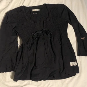 ODD MOLLY BLUS I NYSKICK - Supergullig & stilren odd molly blus i nyskick 💕 Den är supersöt och har snörning där fram. Passar både till fest och till vardags. Passar mig som har storlek S-M asbra!  Helt perfekt! Säljs pga garderobsrensning ⭐️⭐️💞