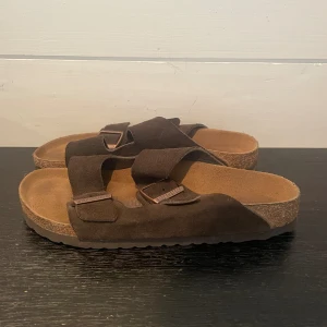 Birkenstock - Knappt använda birkenstock i mocka, storlek 41. Normala i storleken, bra skick 😊