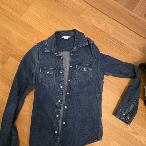 Jeans skjorta och jeans byxor - Skjortan kanppt använd, byxor väldig fin skick. Priset gäller för båda