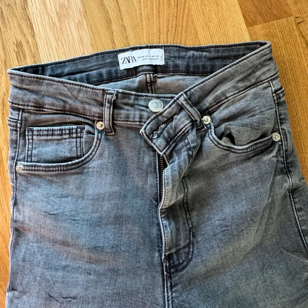 Utsvängda jeans med en slits vid sidan , storlek 26 passar en xs/xxs , formar kroppen jätte fint, använd 1 gång då jag vuxit ifrån.. Jeans & Byxor.