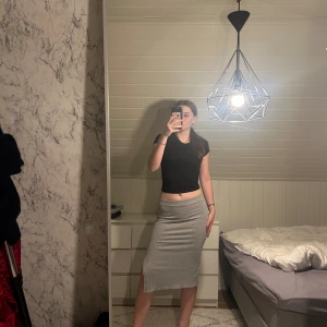 Kjol med slits  - Sparsamt använd grå kjol från addax, slits på ena sidan🥰