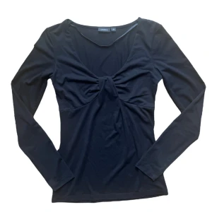 vintage coquette långärmad - snygg långärmad med detalj där fram. Storlek XS. Lite nopprig på axlarna men går lätt att få bort. Köparen står för frakt. ❤️