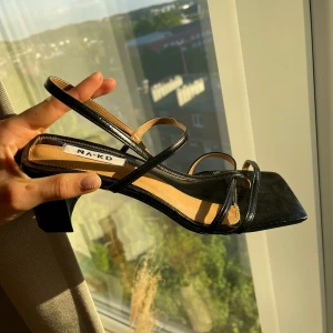 Svarta klackar - Säljer dessa klackar jag knappt användt då de är lite för breda för mig (har väldigt smala fötter)🖤🖤