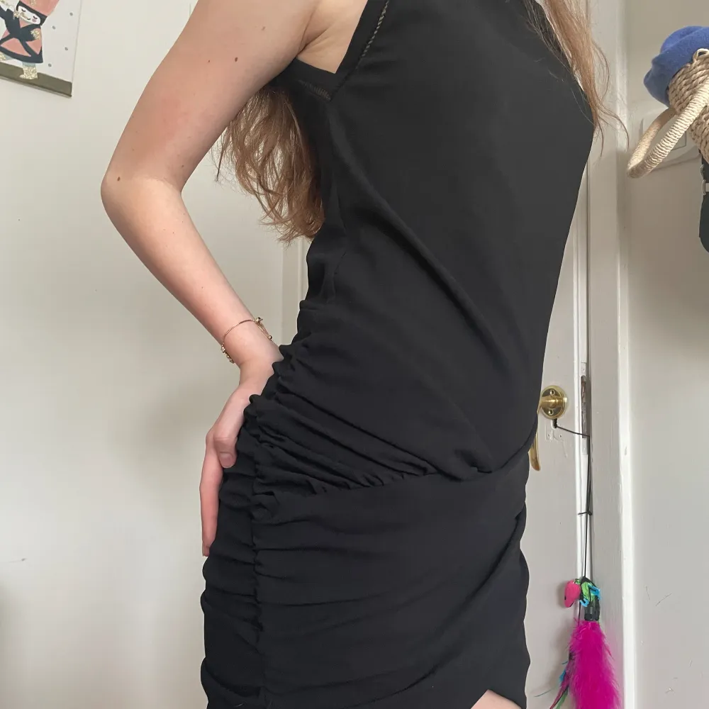 En elegant svart klänning som sitter jätte fint på rumpan 😉. Jag har använt den bara ett par gånger så den är som ny. . Klänningar.