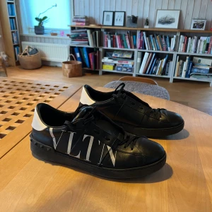 Valentino Open 44 - Valentino Open Storlek 44 Ganska bra skick, rätt så använda 7,5/10