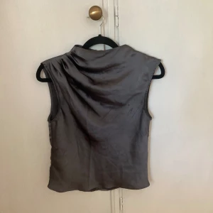 Festtopp - Super snygg metallic topp i storlek S