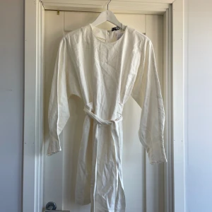 Vit klänning - Jättefin vit långärmad klänning med fickor från &otherstories. Helt ny oanvänd. Passar perfekt till skolavslutning eller student 🌸 Stl 38 men använder själv 36