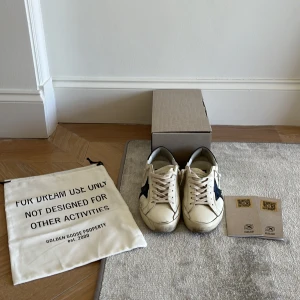 Golden Goose Superstar  - Golden Goose superstars i jätte gott skick! Ända defekten är att den har behövts sys ihop liten på sidan (sista bilden) på ena skon då den gick sönder.  Allt og finns med och bättre pris vid snabb affär Storlek 41 men passar större. Öppen för byten!