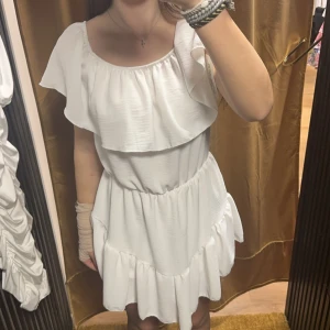 Klänning - Jätte fin sommar klänning, den har shorts under som sitter fast med klänningen vilket är jätte bra. Den är helt oanvänd den har till och med lappen kvar. 